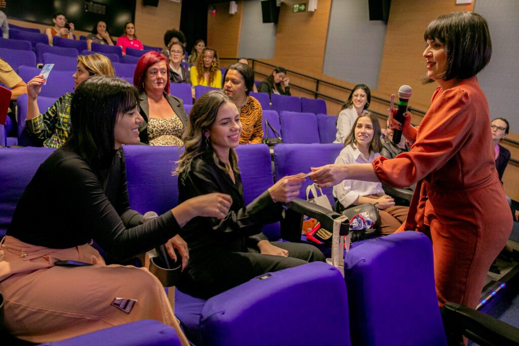 Mulheres aprendendo educação financeira e investimentos na bolsa de valores