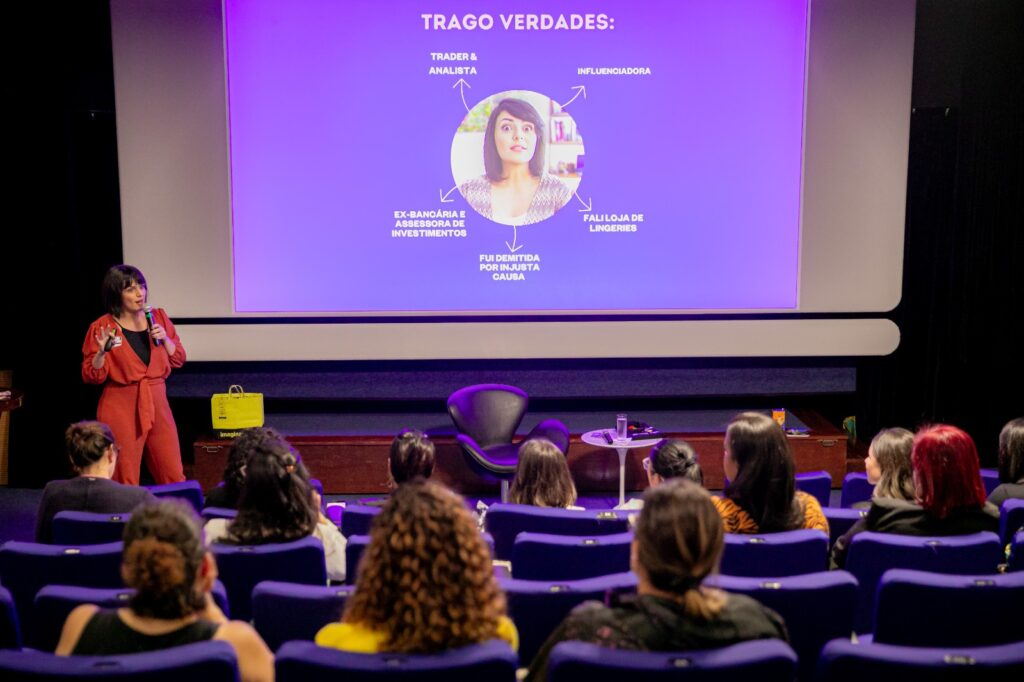 Palestra de educação financeira para mulheres no evento Vem pro Triângulo da PMSP