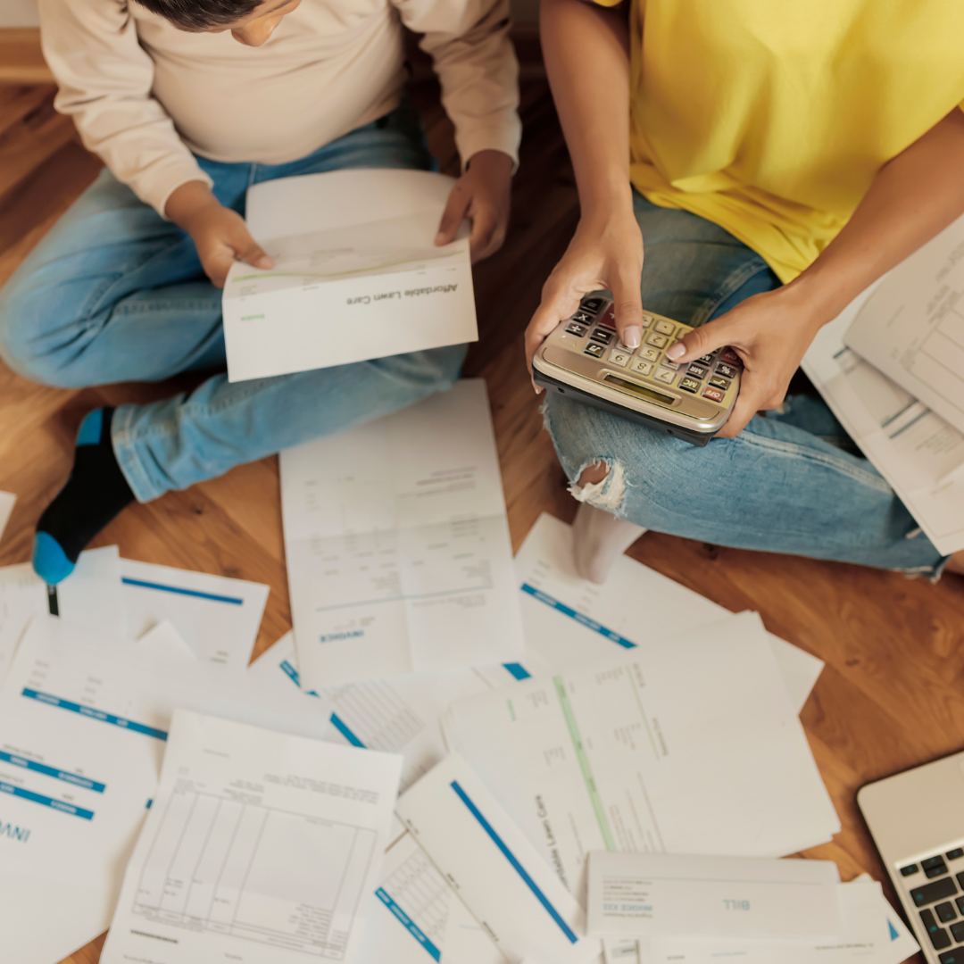 Mulheres organizando as finanças